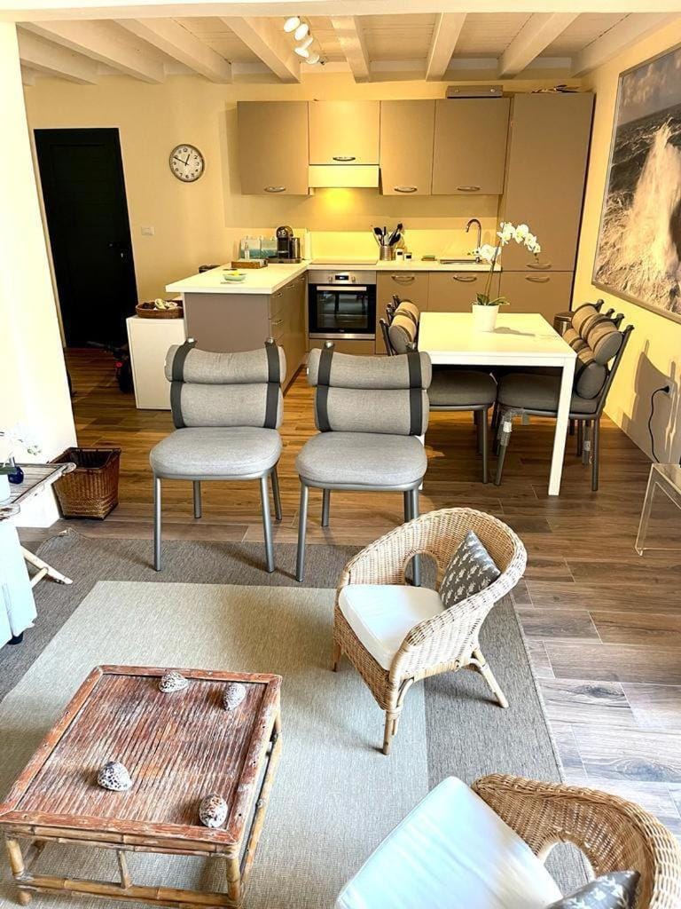Kitchen or kitchenette, Living room, Seating area, Dining area