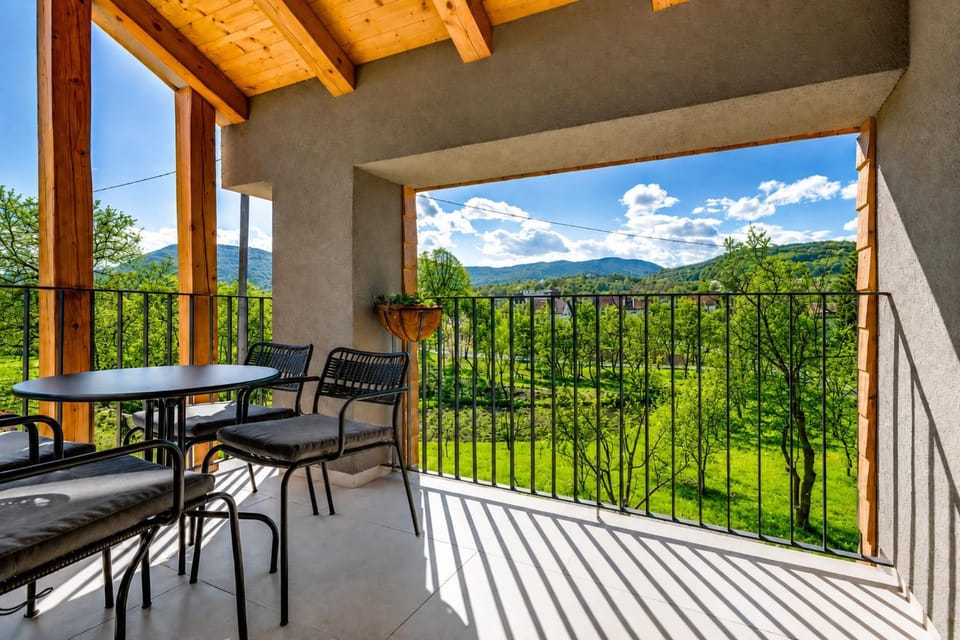 View (from property/room), Balcony/Terrace, Seating area, Mountain view, Inner courtyard view
