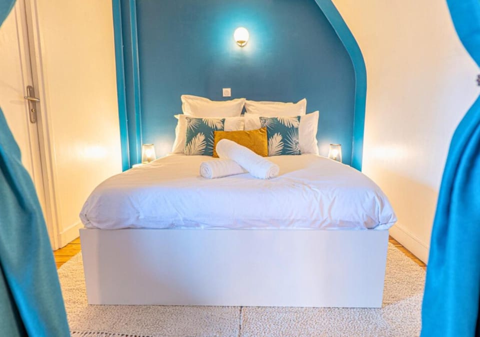 Bed, Decorative detail, towels
