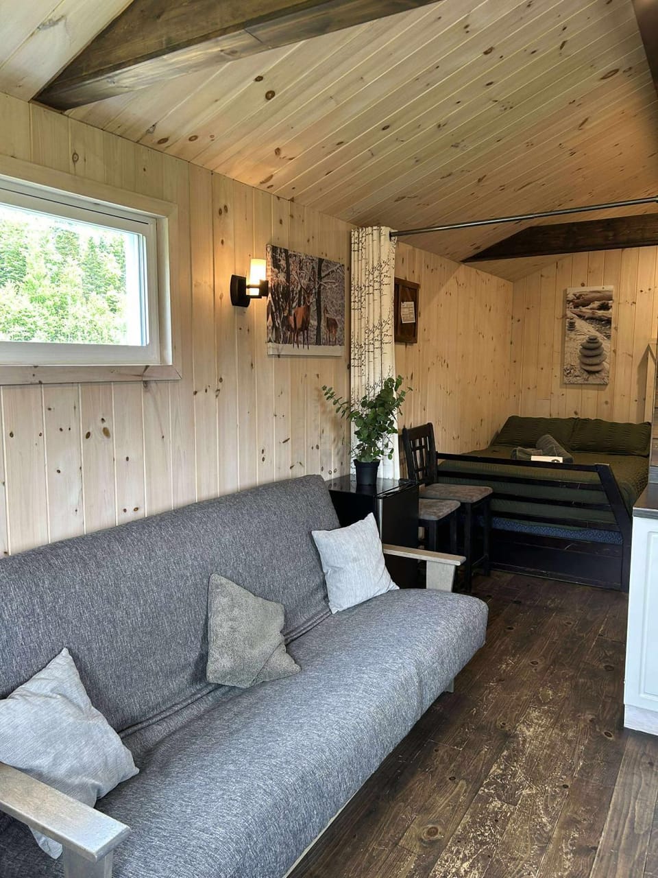 Chalet le Coyote Lac, Micro Ferme, Sentier Du Domaine, Vue Sur Les Monts, Idéal 2 4 Personnes House in Quebec