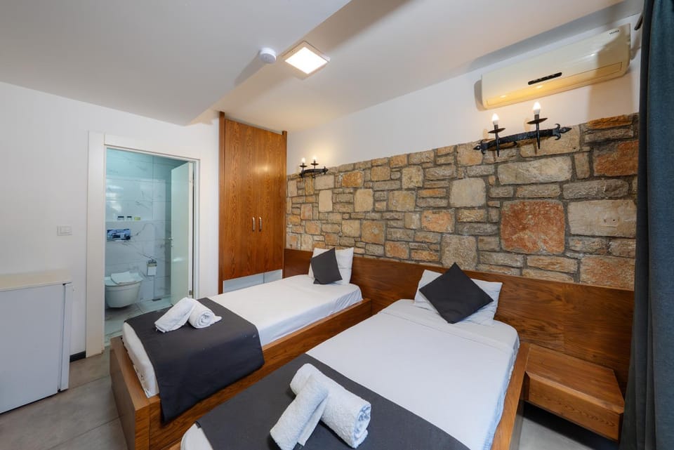 Bed, TV and multimedia, Photo of the whole room, Bedroom, towels