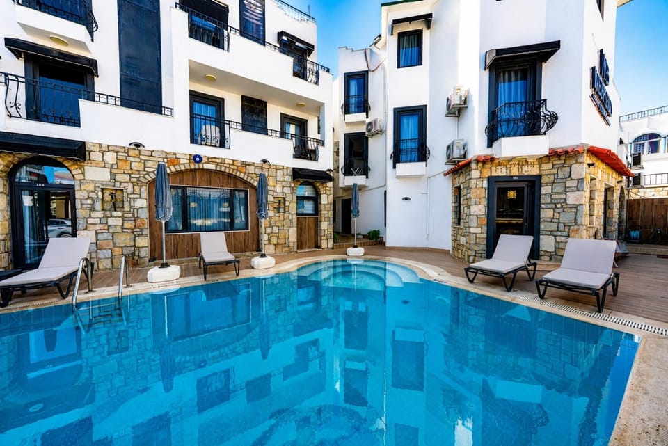 Property building, Day, Swimming pool, sunbed