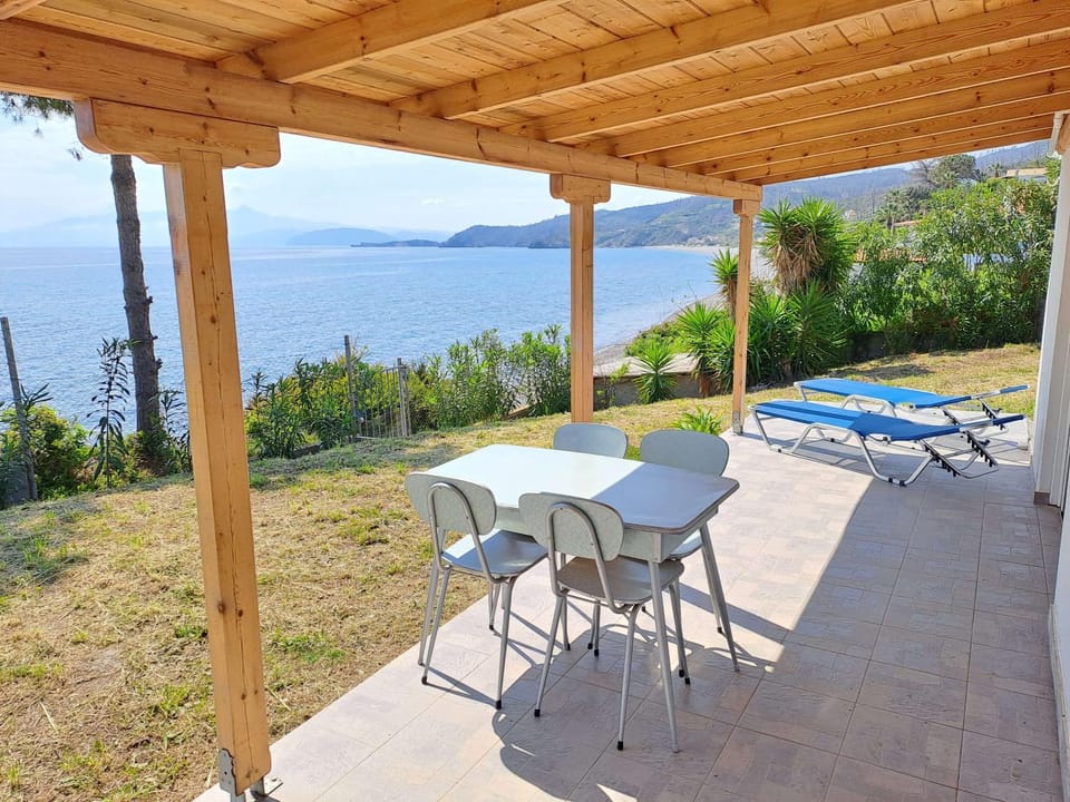 Spring, Day, Natural landscape, View (from property/room), Dining area, Sea view, sunbed