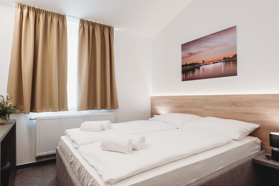 Bed, Bedroom, towels