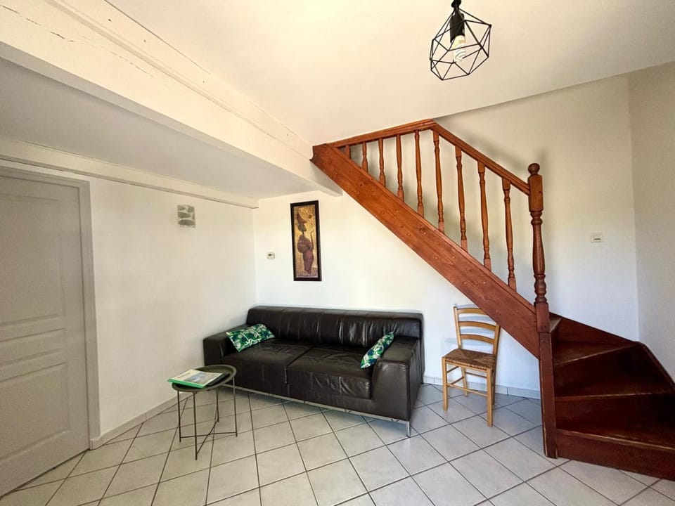 Gite des Ecureuils, vue mer, piscine privée, parking, climatisation House in La Ciotat