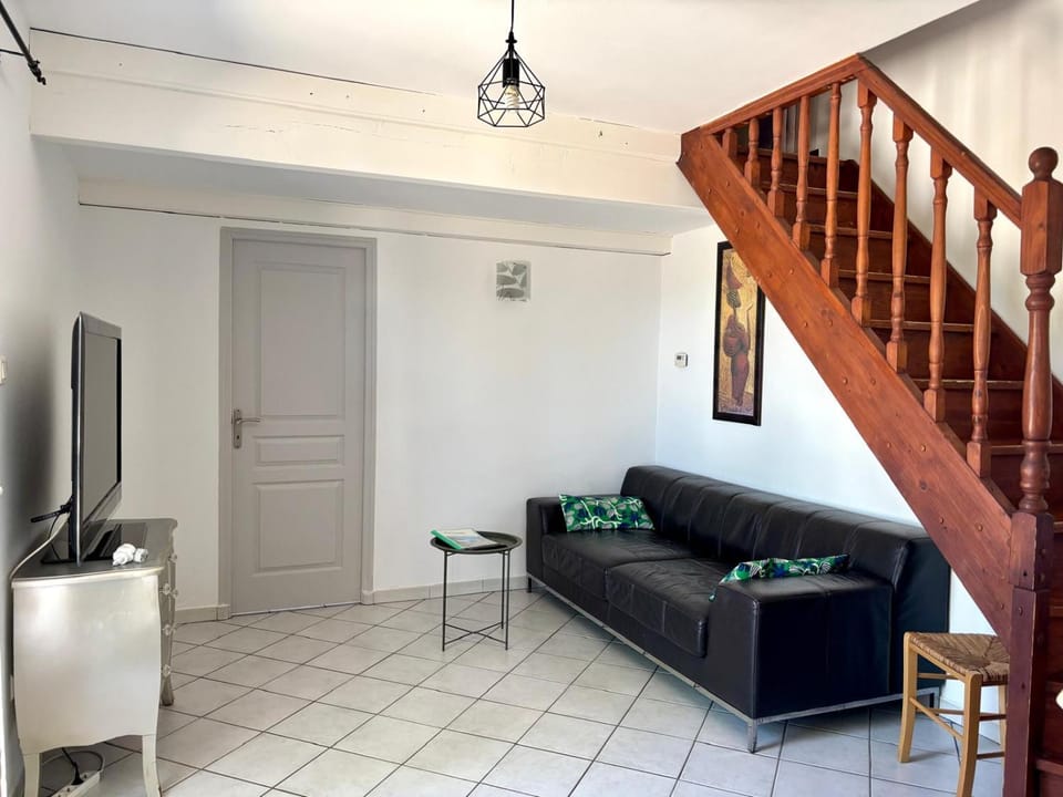 Gite des Ecureuils, vue mer, piscine privée, parking, climatisation House in La Ciotat