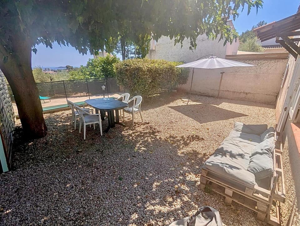 Gite des Ecureuils, vue mer, piscine privée, parking, climatisation House in La Ciotat