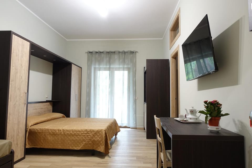 Bed, TV and multimedia, Photo of the whole room, Bedroom, hair dresser