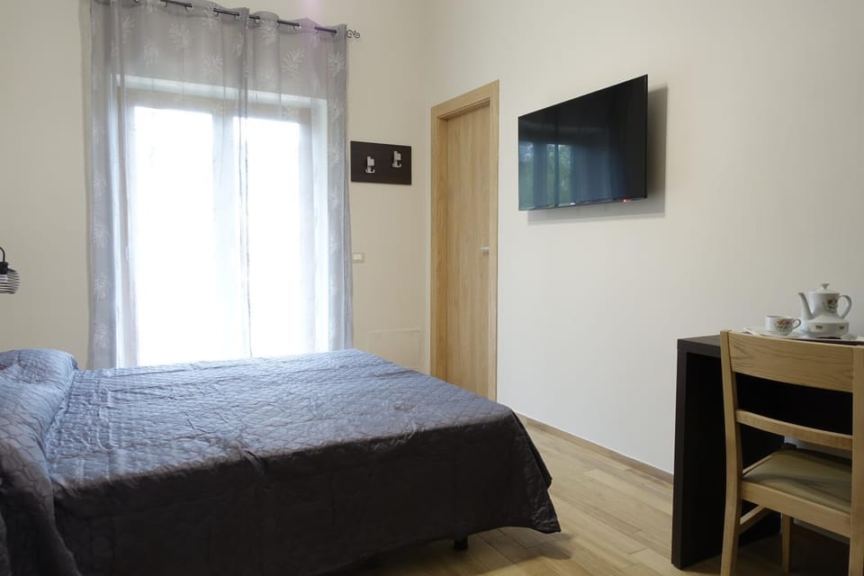 Bed, TV and multimedia, Photo of the whole room, Bedroom, hair dresser