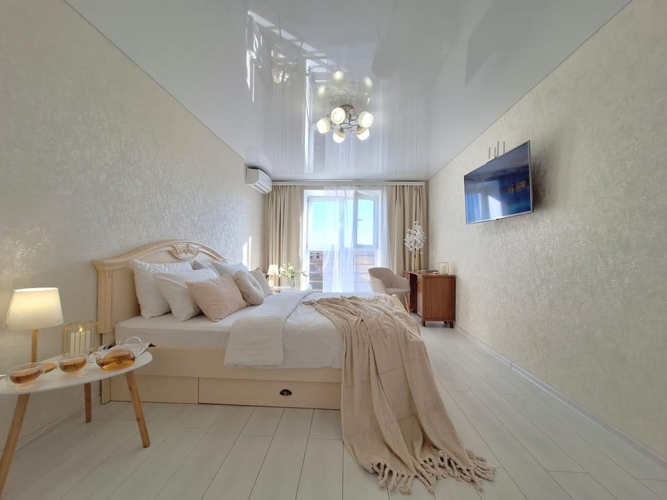 Bed, TV and multimedia, Living room, Photo of the whole room, Seating area, Bedroom