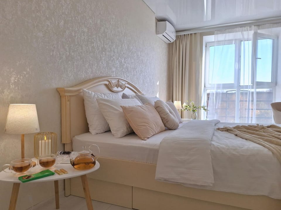 Bed, Food and drinks, Photo of the whole room, Bedroom, towels, air conditioner