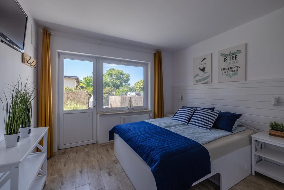 Bed, Garden, TV and multimedia, View (from property/room), Balcony/Terrace, Photo of the whole room, Seating area, Floor plan, Bedroom, Garden view, internet, internet