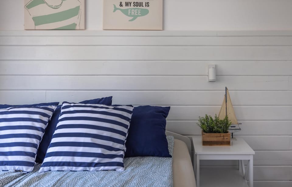 Bed, TV and multimedia, Photo of the whole room, Decorative detail, Seating area, Bedroom, internet