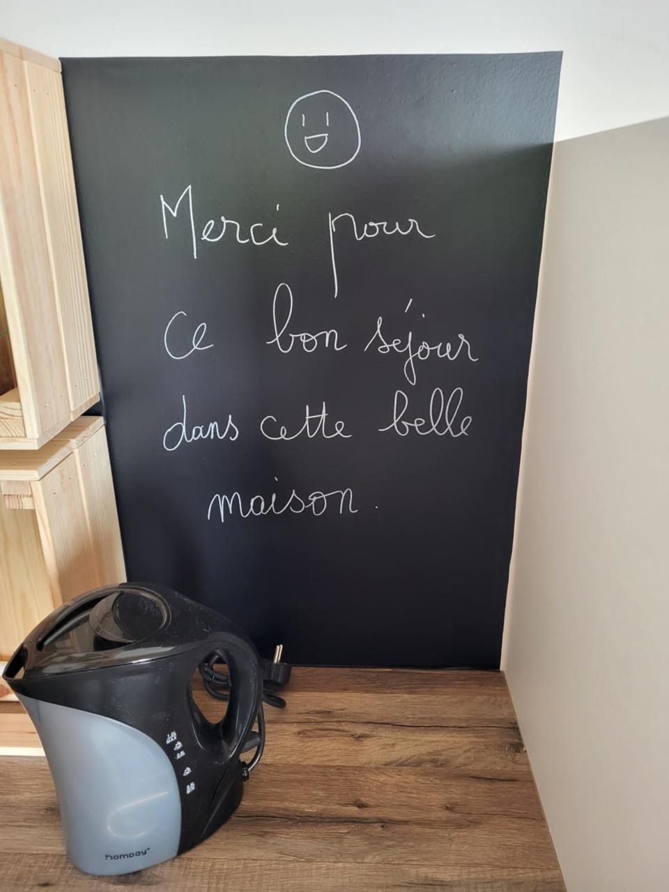 Coffee/tea facilities, Kitchen or kitchenette, Text overlay