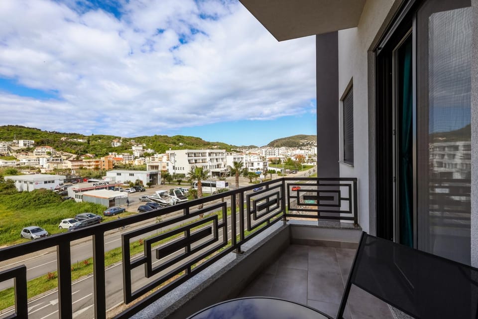 Day, Natural landscape, View (from property/room), Balcony/Terrace, City view