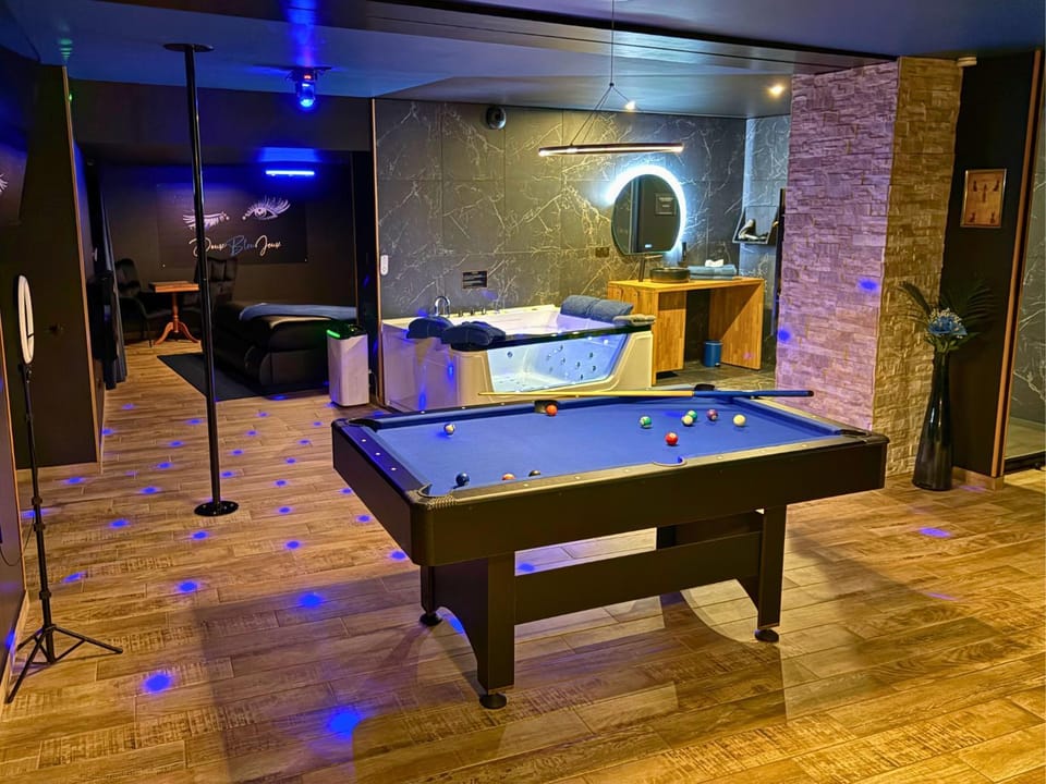 Billiard, Bathroom