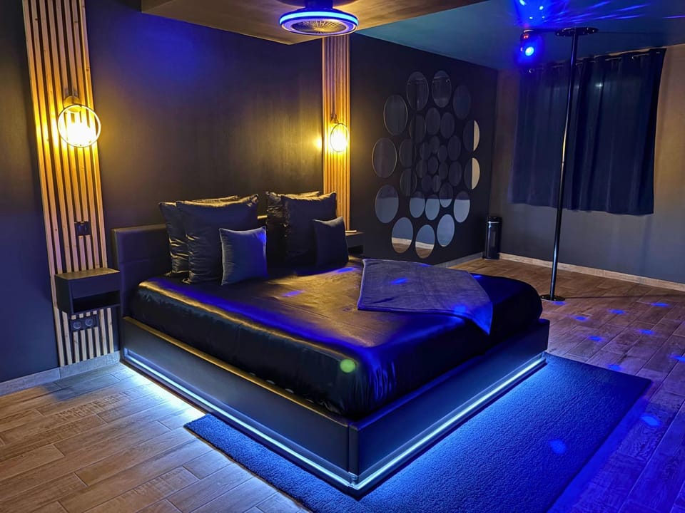 Bed, Photo of the whole room, Bedroom