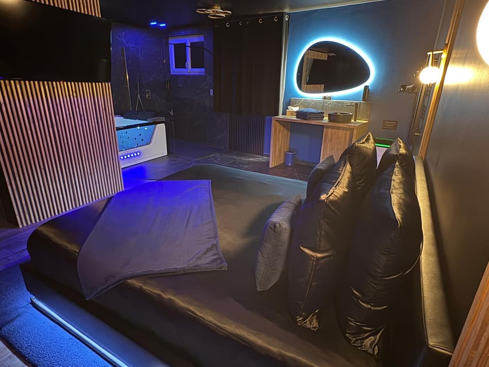 Bed, Bathroom