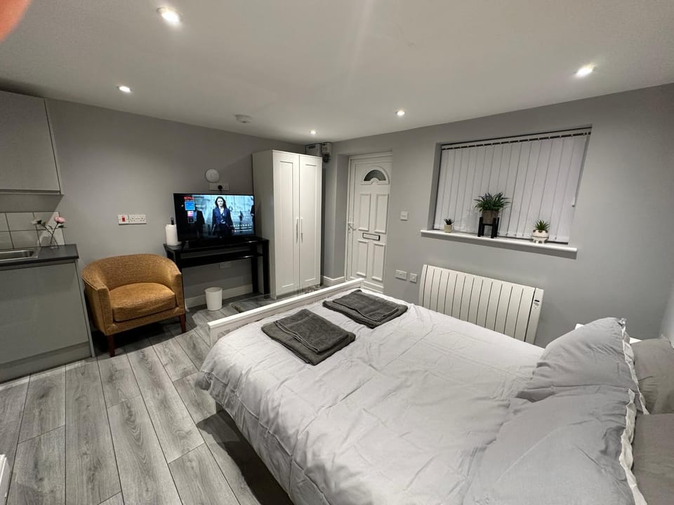 Bed, TV and multimedia, Photo of the whole room, Seating area, Bedroom