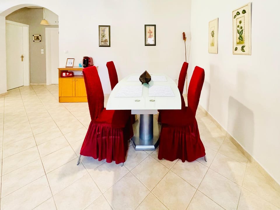 Restaurant/places to eat, Coffee/tea facilities, Living room, Seating area, Dining area