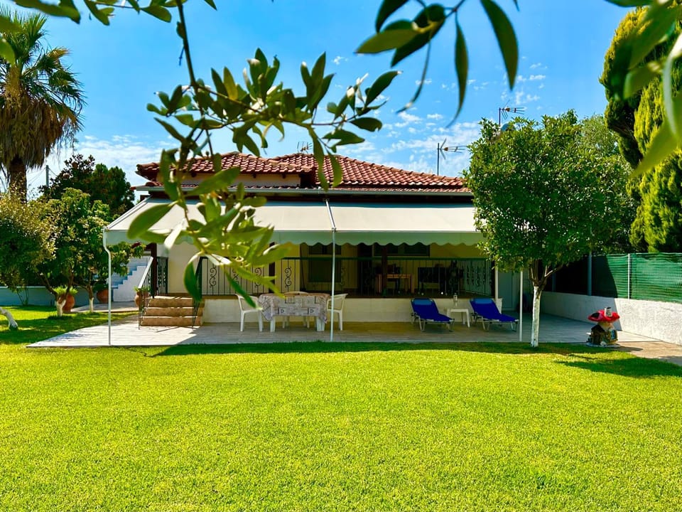 Property building, Spring, Day, Natural landscape, Garden, View (from property/room), Garden view