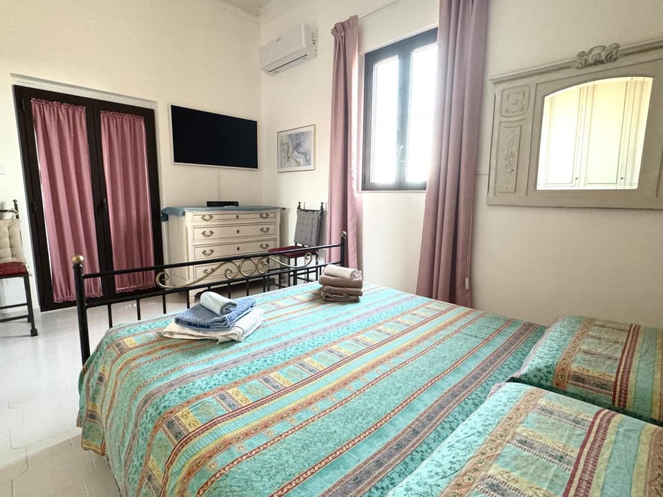 Bed, TV and multimedia, Bedroom