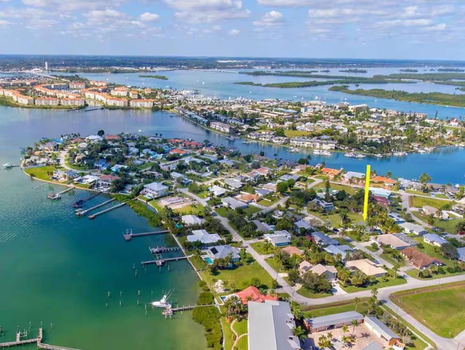 Golf Cart-Jacuzzi-Surfing Abode on Hutchinson Island House in Fort Pierce