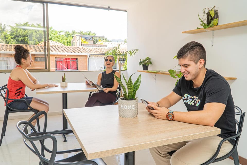 Restaurant/places to eat, People, Guests, group of guests