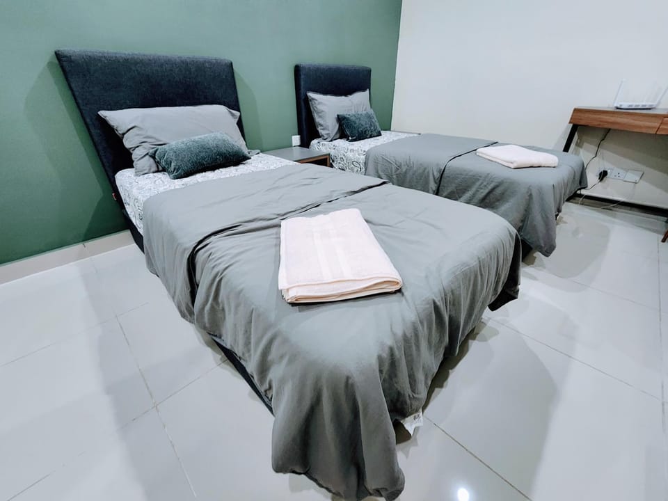 Bed, Bedroom, towels
