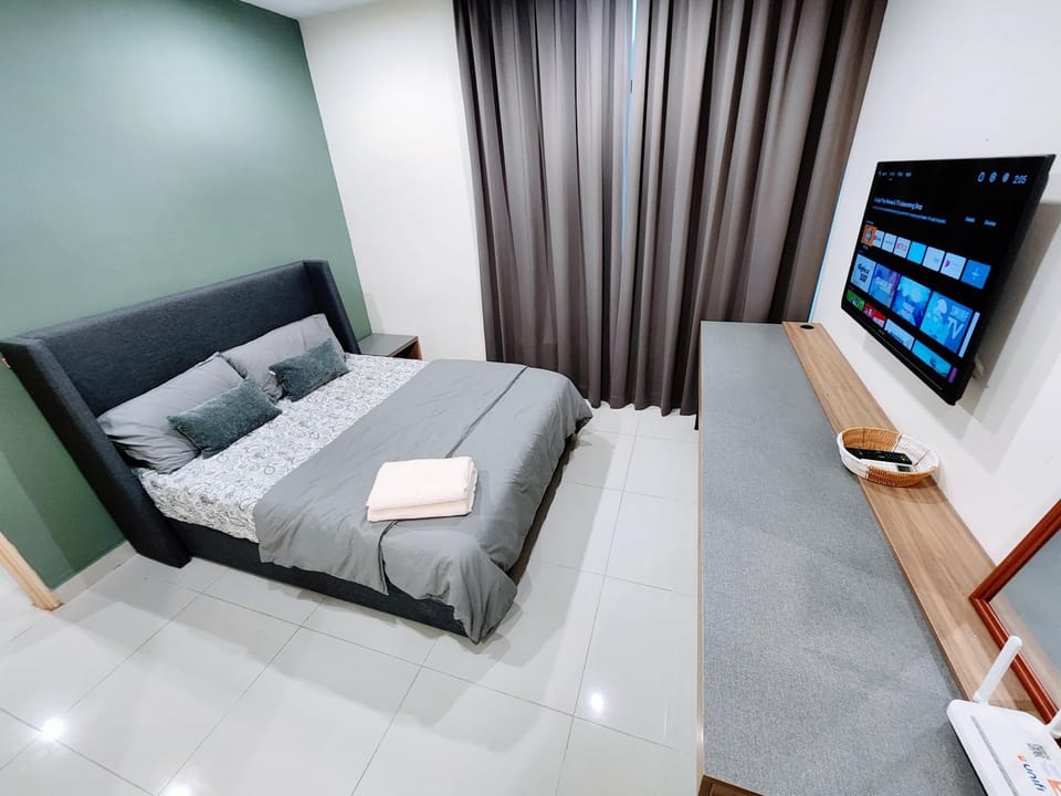 Bed, TV and multimedia, Photo of the whole room, Bedroom, towels