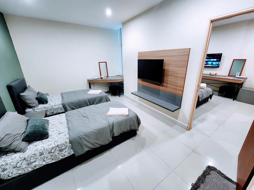Bed, TV and multimedia, Photo of the whole room, Bedroom