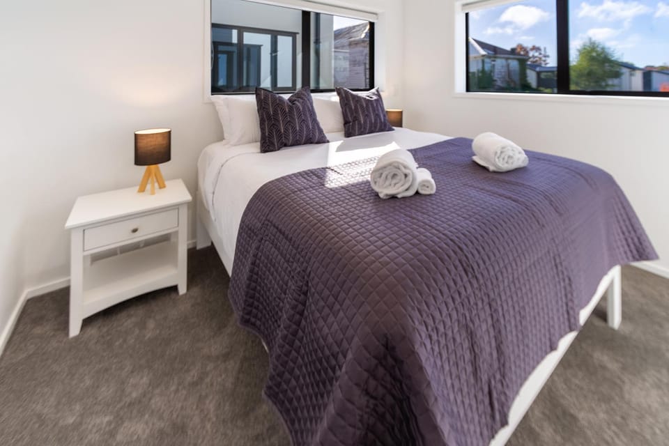 Bed, View (from property/room), Photo of the whole room, Decorative detail, Bedroom, towels