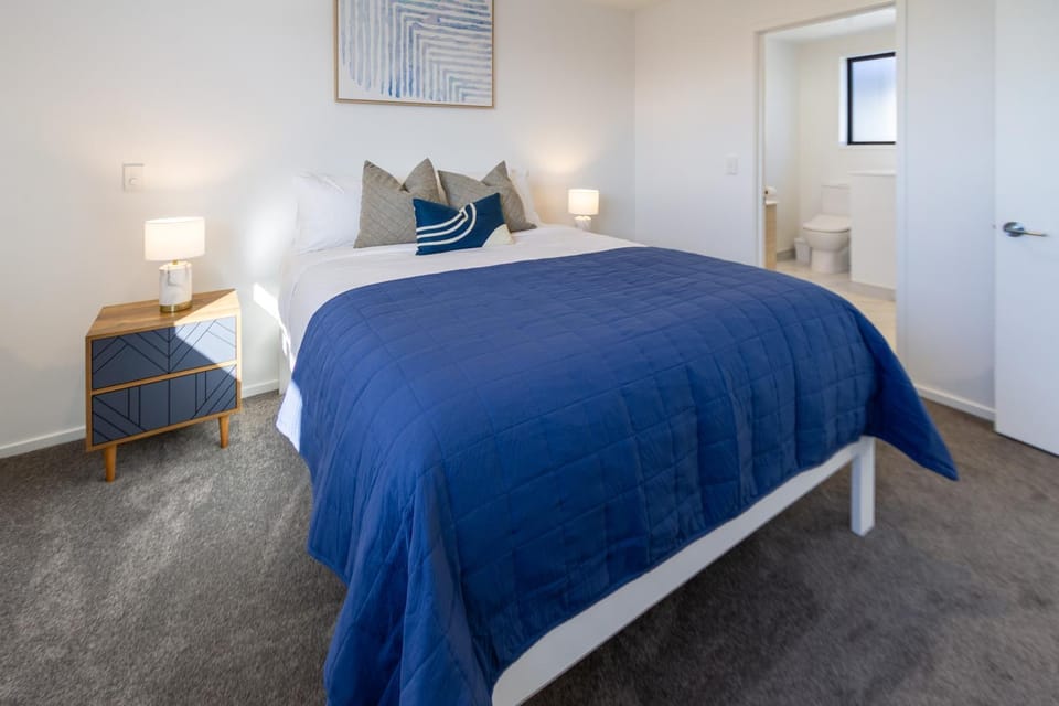 Toilet, Bed, Photo of the whole room, Decorative detail, Bedroom