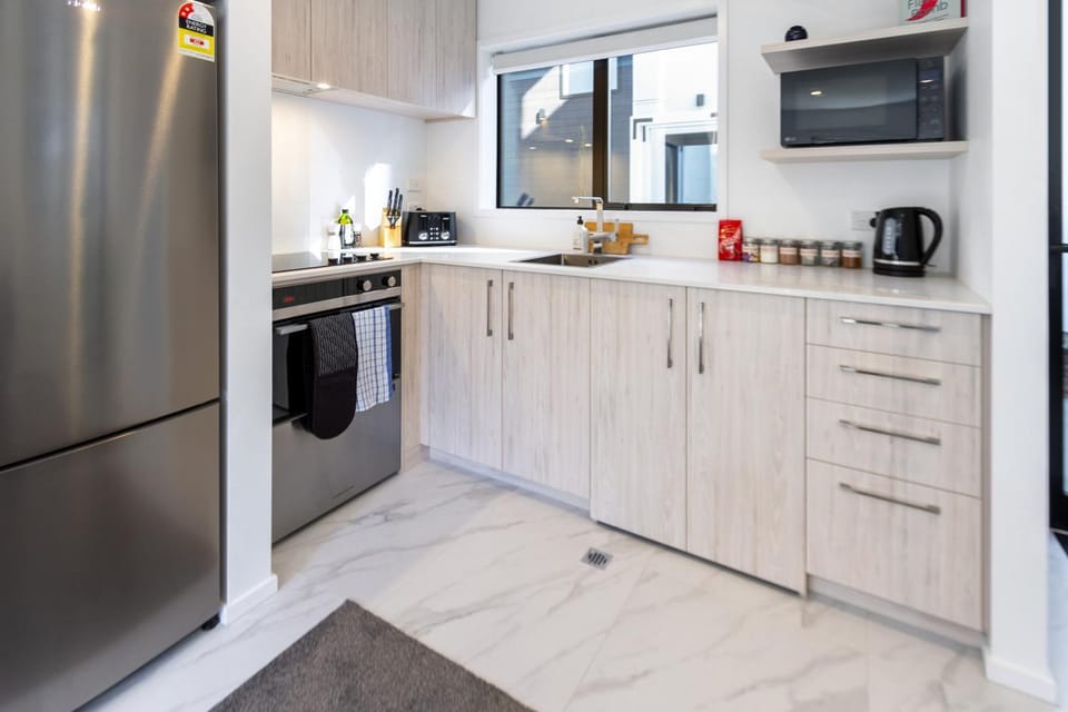 Coffee/tea facilities, Kitchen or kitchenette, Decorative detail, dishwasher, microwave, minibar, oven, pet friendly, stove, toaster