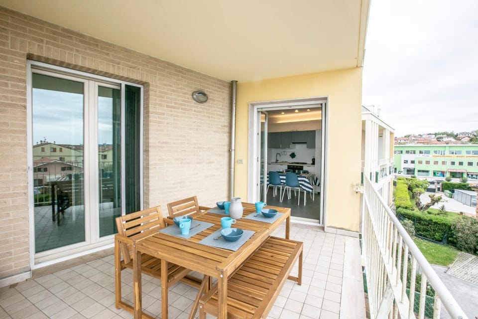View (from property/room), Balcony/Terrace, Dining area