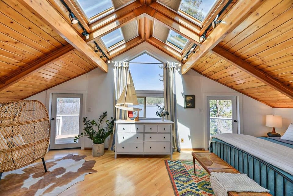 Huvila Haven Lake Front Home with Dock and Hot Tub House in Washington