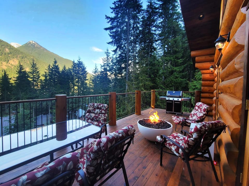 BBQ facilities, Balcony/Terrace, Dining area, Mountain view, flat iron