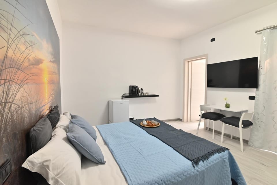 Bed, TV and multimedia, Living room, Photo of the whole room, Seating area, Bedroom