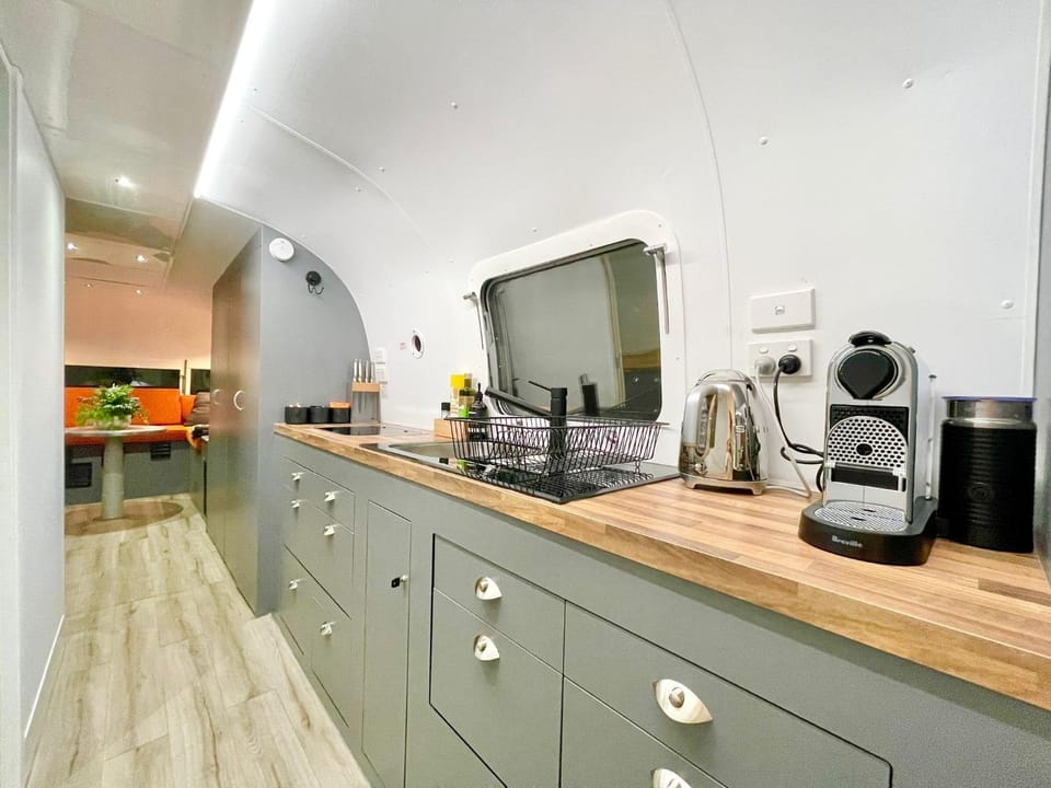 Coffee/tea facilities, Kitchen or kitchenette, stove