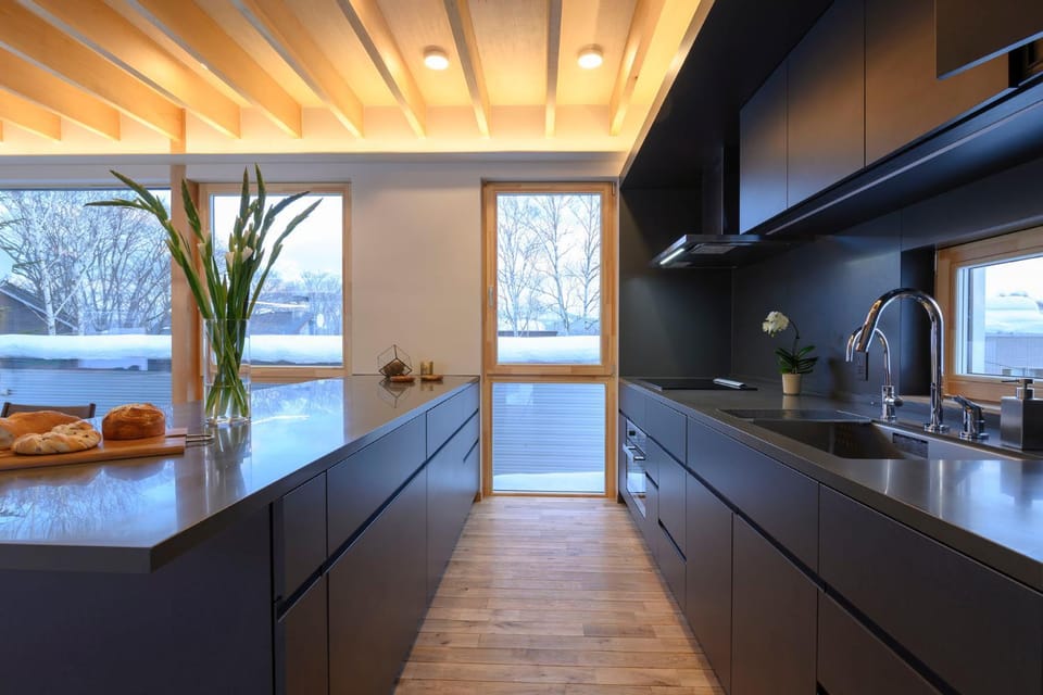 Kitchen or kitchenette, minibar
