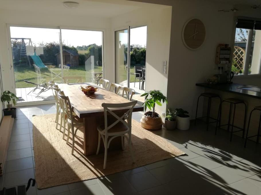 Patio, Day, Living room, Dining area
