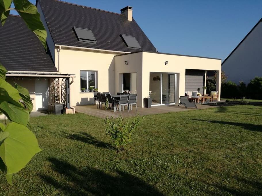Property building, Patio, Day, Garden, Garden view