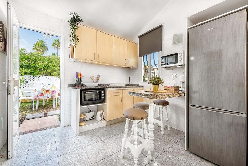 Kitchen or kitchenette, Dining area, minibar, pet friendly, stove