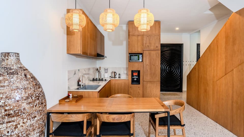 Kitchen or kitchenette, Living room, Seating area, Dining area, minibar