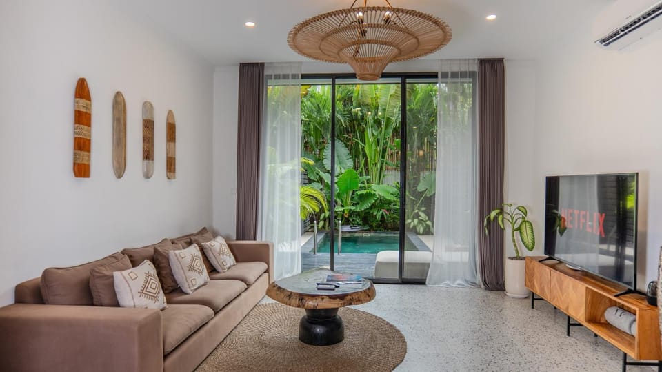 Communal lounge/ TV room, TV and multimedia, Living room, Seating area, Evening entertainment, Pool view, Swimming pool