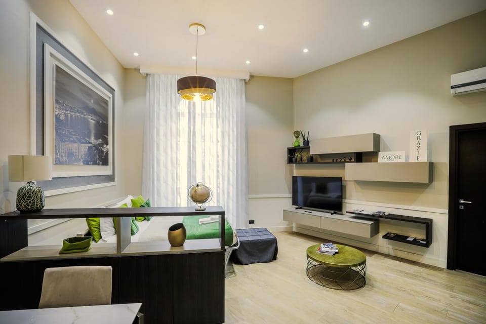 Communal lounge/ TV room, Bed, TV and multimedia, Living room, Seating area, air conditioner