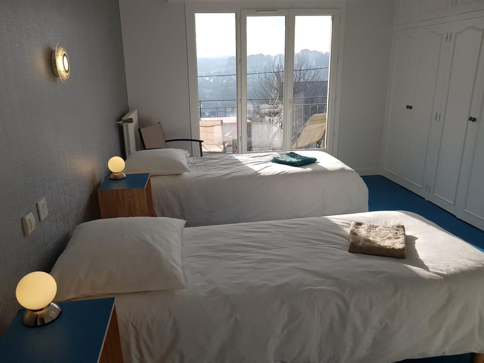 Bed, Balcony/Terrace, Photo of the whole room, Bedroom, City view, Garden view, towels