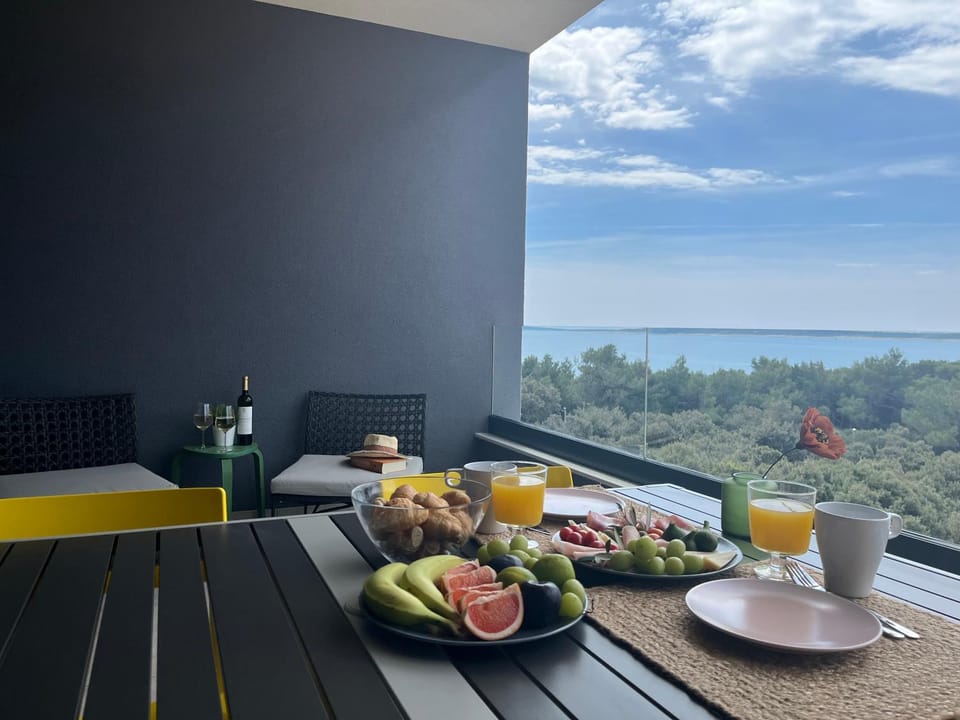 View (from property/room), Balcony/Terrace, Food, Sea view