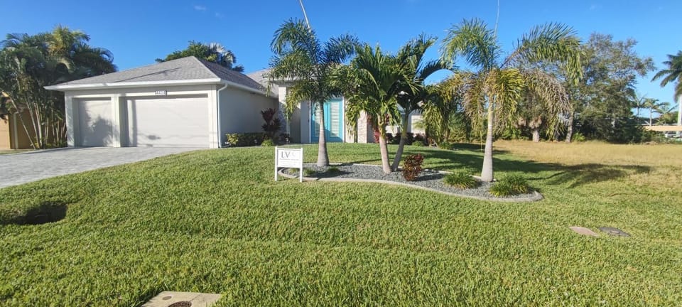 Property building, Facade/entrance, Spring, Off site, Day, Natural landscape, Activities, Garden, View (from property/room), View (from property/room), Garden view, Quiet street view, Inner courtyard view, Parking