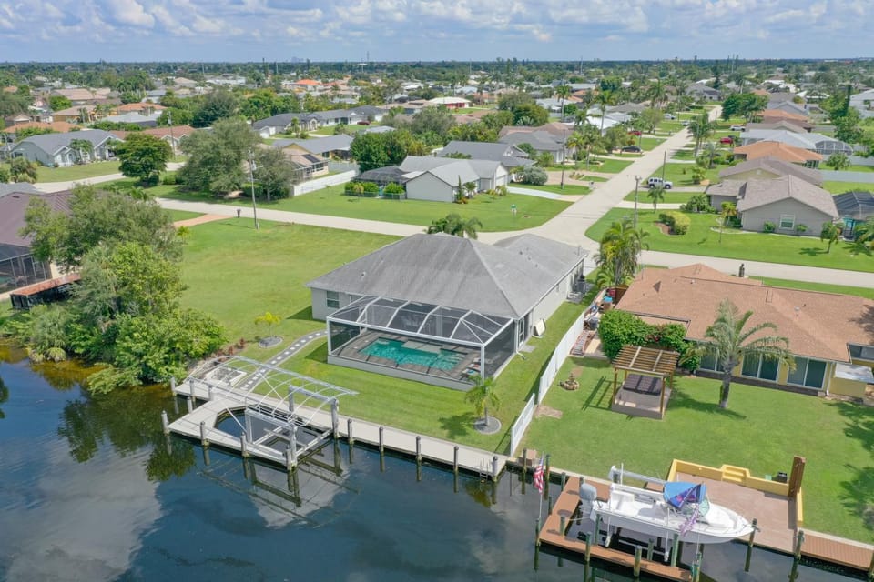 Property building, Off site, Day, Neighbourhood, Natural landscape, Bird's eye view, View (from property/room), City view, Garden view, Lake view, Landmark view, Pool view, River view, Street view, Swimming pool, Inner courtyard view